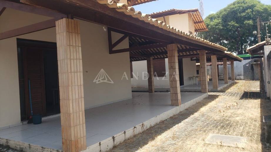 Casa com 4 Quartos e 2 Casas Independentes na Barra de São Miguel